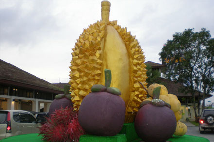 Статуи дуриана, мангостина и рамбутана