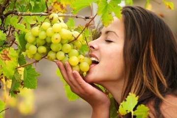 девушка виноград
